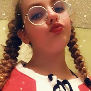 Meet your Posher, Elyssa